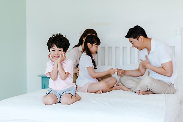 포토 JPG 전신 여자 남자 딸 아들 어린이 가족 놀이 엄마 실내 미소 앉기 여러명 상반신 성인 앞모습 옆모습 아웃포커스 30대 한국인 침대 아빠 즐거움 꽃받침 국내포토 감정 뷰포인트 가구 다수 관계 모션 촬영기법 표정 사람 동양인 손짓 내부 장년 파일형식
