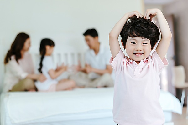 포토 JPG 여자 남자 딸 아들 어린이 가족 엄마 실내 미소 앉기 여러명 상반신 성인 앞모습 옆모습 아웃포커스 30대 한국인 하트 침대 아빠 손하트 국내포토 모양 뷰포인트 가구 다수 관계 모션 촬영기법 표정 사람 동양인 손짓 내부 장년 파일형식