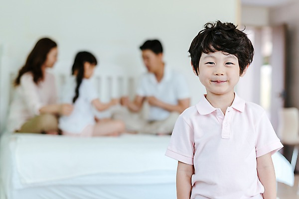 포토 JPG 여자 남자 딸 아들 어린이 가족 놀이 엄마 실내 서기 미소 여러명 상반신 성인 앞모습 옆모습 아웃포커스 30대 한국인 침대 아빠 국내포토 뷰포인트 가구 다수 관계 모션 촬영기법 표정 사람 동양인 내부 장년 파일형식