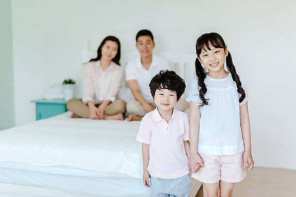 포토 JPG 전신 여자 남자 딸 아들 어린이 가족 엄마 실내 서기 미소 앉기 여러명 상반신 성인 앞모습 아웃포커스 30대 손잡기 한국인 침대 아빠 국내포토 뷰포인트 가구 다수 관계 모션 촬영기법 표정 사람 동양인 내부 장년 파일형식