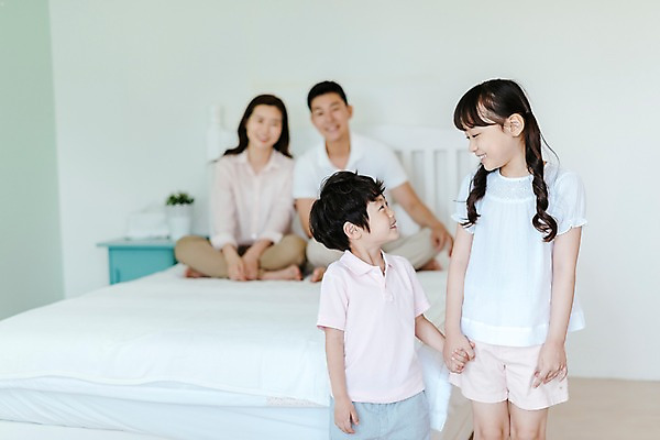 포토 JPG 전신 여자 남자 딸 아들 어린이 가족 엄마 실내 서기 미소 앉기 여러명 상반신 성인 앞모습 아웃포커스 30대 마주보기 손잡기 한국인 침대 아빠 국내포토 뷰포인트 가구 다수 관계 모션 촬영기법 표정 사람 동양인 내부 장년 파일형식