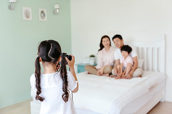 포토 JPG 전신 여자 남자 딸 아들 어린이 가족 엄마 실내 서기 미소 들기 앉기 여러명 상반신 성인 앞모습 뒷모습 아웃포커스 30대 카메라 사진촬영 한국인 침대 아빠 국내포토 뷰포인트 가구 다수 관계 모션 촬영기법 표정 사람 동양인 내부 장년 전자제품 촬영 파일형식