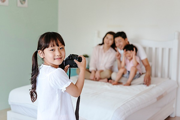 포토 JPG 전신 여자 남자 딸 아들 어린이 가족 엄마 실내 서기 미소 들기 앉기 여러명 상반신 성인 앞모습 뒷모습 아웃포커스 30대 카메라 사진촬영 한국인 침대 아빠 가족사진 국내포토 뷰포인트 가구 다수 관계 모션 촬영기법 표정 사람 동양인 내부 장년 전자제품 촬영 파일형식 단체사진