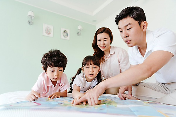 포토 JPG 응시 여자 남자 딸 아들 어린이 엎드리기 지도 가족 엄마 실내 미소 앉기 여러명 상반신 성인 앞모습 아웃포커스 30대 한국인 가리킴 아빠 국내포토 시선 뷰포인트 다수 관계 모션 촬영기법 표정 사람 동양인 손짓 내부 장년 파일형식