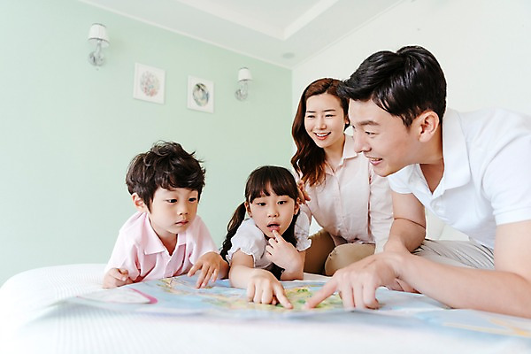 포토 JPG 응시 여자 남자 딸 아들 어린이 엎드리기 지도 가족 엄마 실내 미소 앉기 여러명 상반신 성인 앞모습 옆모습 30대 놀람 한국인 침대 가리킴 아빠 국내포토 시선 감정 뷰포인트 가구 다수 관계 모션 표정 사람 동양인 손짓 내부 장년 파일형식