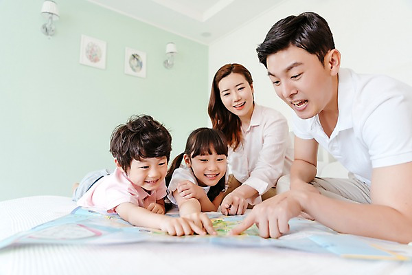 포토 JPG 여자 남자 딸 아들 어린이 엎드리기 지도 가족 엄마 실내 미소 앉기 여러명 상반신 성인 앞모습 옆모습 아웃포커스 30대 한국인 침대 가리킴 아빠 국내포토 뷰포인트 가구 다수 관계 모션 촬영기법 표정 사람 동양인 손짓 내부 장년 파일형식