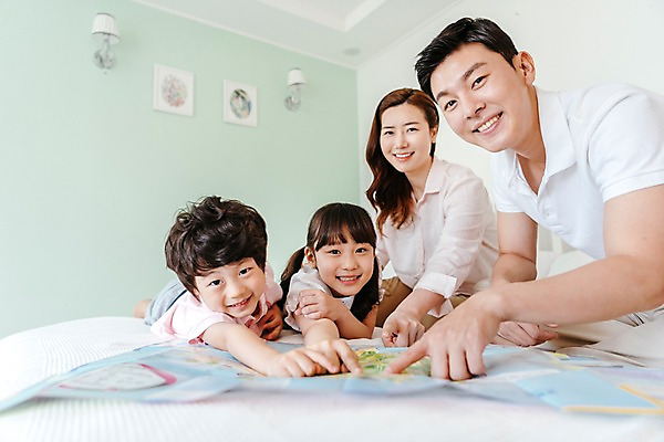 포토 JPG 여자 남자 딸 아들 어린이 엎드리기 지도 가족 엄마 실내 미소 앉기 여러명 상반신 성인 앞모습 옆모습 아웃포커스 30대 한국인 침대 가리킴 아빠 국내포토 뷰포인트 가구 다수 관계 모션 촬영기법 표정 사람 동양인 손짓 내부 장년 파일형식