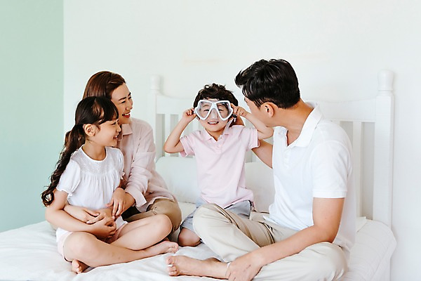 포토 JPG 전신 응시 여자 남자 딸 아들 어린이 장난 가족 엄마 실내 미소 앉기 여러명 상반신 성인 앞모습 옆모습 30대 한국인 침대 아빠 물안경 스노클링용품 국내포토 시선 스포츠용품 뷰포인트 가구 다수 관계 모션 표정 사람 동양인 내부 장년 스노클링 수영용품 파일형식