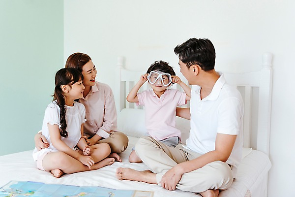 포토 JPG 전신 응시 여자 남자 딸 아들 어린이 지도 가족 엄마 실내 미소 앉기 여러명 상반신 성인 앞모습 30대 한국인 침대 아빠 물안경 스노클링용품 국내포토 시선 스포츠용품 뷰포인트 가구 다수 관계 모션 표정 사람 동양인 내부 장년 스노클링 수영용품 파일형식