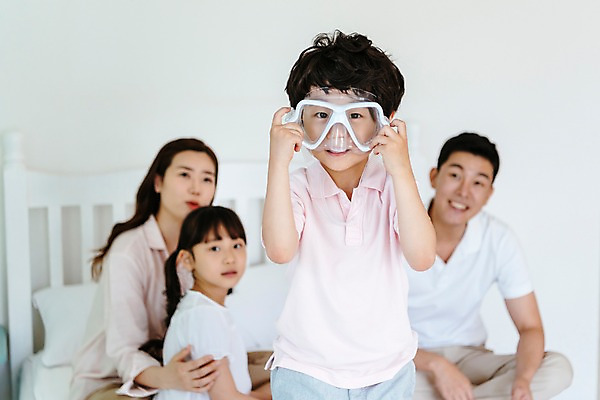 포토 JPG 여자 남자 딸 아들 어린이 가족 엄마 실내 서기 미소 앉기 여러명 상반신 성인 앞모습 옆모습 아웃포커스 30대 한국인 침대 아빠 물안경 스노클링용품 국내포토 스포츠용품 뷰포인트 가구 다수 관계 모션 촬영기법 표정 사람 동양인 내부 장년 스노클링 수영용품 파일형식