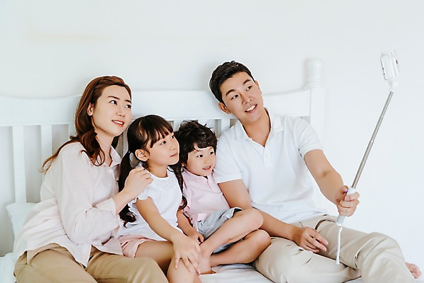 포토 JPG 전신 응시 여자 남자 딸 아들 어린이 가족 엄마 실내 미소 들기 앉기 여러명 상반신 성인 앞모습 30대 한국인 침대 아빠 셀프카메라 셀카봉 단체사진 국내포토 시선 뷰포인트 가구 다수 관계 모션 표정 사람 동양인 내부 장년 사진촬영 기념사진 파일형식