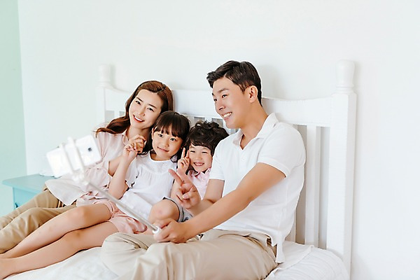 포토 JPG 응시 여자 남자 딸 아들 어린이 가족 엄마 실내 미소 들기 앉기 여러명 상반신 성인 앞모습 30대 한국인 침대 아빠 셀프카메라 셀카봉 단체사진 국내포토 시선 뷰포인트 가구 다수 관계 모션 표정 사람 동양인 내부 장년 사진촬영 기념사진 파일형식 생활용품 인종 촬영 오브젝트