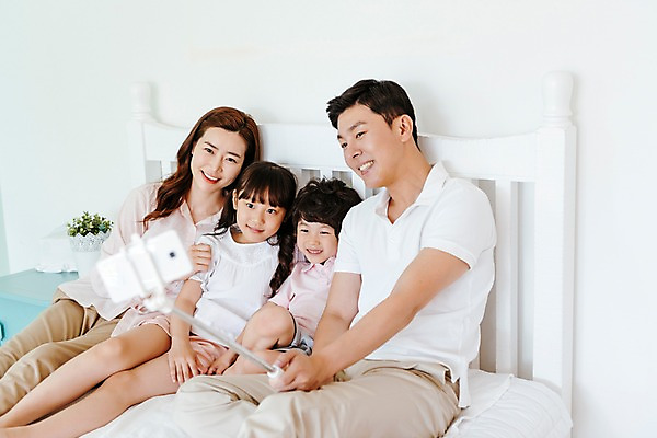 포토 JPG 여자 남자 딸 아들 어린이 가족 엄마 실내 미소 들기 앉기 여러명 상반신 성인 앞모습 아웃포커스 30대 스마트폰 한국인 침대 아빠 셀프카메라 셀카봉 단체사진 국내포토 뷰포인트 가구 다수 관계 모션 촬영기법 표정 사람 동양인 내부 장년 핸드폰 스마트기기 사진촬영 기념사진 파일형식