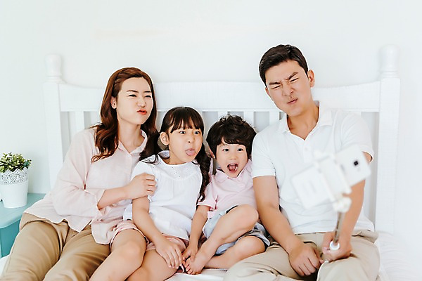 포토 JPG 전신 여자 남자 딸 아들 어린이 장난 가족 엄마 실내 미소 들기 앉기 여러명 상반신 성인 앞모습 30대 스마트폰 한국인 아빠 셀프카메라 셀카봉 단체사진 국내포토 뷰포인트 다수 관계 모션 표정 사람 동양인 내부 장년 핸드폰 스마트기기 사진촬영 기념사진 파일형식