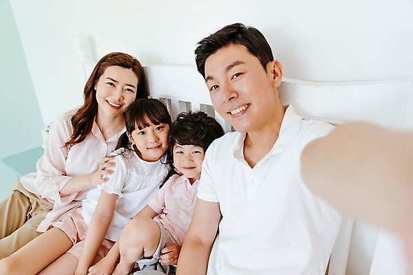 포토 JPG 여자 남자 딸 아들 어린이 가족 엄마 실내 미소 앉기 여러명 상반신 성인 앞모습 아웃포커스 30대 사진촬영 기댐 한국인 침대 아빠 셀프카메라 단체사진 국내포토 뷰포인트 가구 다수 관계 모션 촬영기법 표정 사람 동양인 내부 장년 촬영 기념사진 파일형식