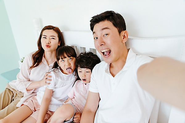 포토 JPG 여자 남자 딸 아들 어린이 장난 가족 엄마 실내 미소 앉기 여러명 상반신 성인 앞모습 아웃포커스 30대 기댐 한국인 침대 아빠 셀프카메라 단체사진 국내포토 뷰포인트 가구 다수 관계 모션 촬영기법 표정 사람 동양인 내부 장년 사진촬영 기념사진 파일형식