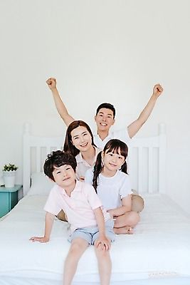 포토 JPG 여자 남자 딸 아들 어린이 가족 엄마 팔벌리기 실내 미소 앉기 여러명 상반신 성인 앞모습 30대 한국인 침대 아빠 기차놀이 국내포토 뷰포인트 가구 다수 관계 모션 놀이 표정 사람 동양인 내부 장년 파일형식