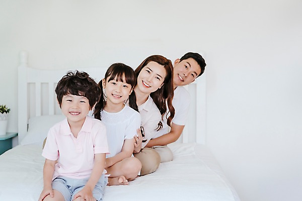 포토 JPG 여자 남자 딸 아들 어린이 가족 엄마 실내 미소 앉기 여러명 상반신 성인 앞모습 아웃포커스 30대 한국인 침대 아빠 기차놀이 국내포토 뷰포인트 가구 다수 관계 모션 놀이 촬영기법 표정 사람 동양인 내부 장년 파일형식
