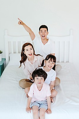 포토 JPG 여자 남자 딸 아들 어린이 가족 엄마 실내 미소 앉기 여러명 상반신 성인 앞모습 30대 하이앵글 한국인 침대 가리킴 아빠 국내포토 뷰포인트 가구 다수 관계 모션 표정 사람 동양인 손짓 내부 장년 파일형식