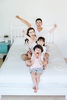 포토 JPG 전신 여자 남자 딸 아들 어린이 가족 엄마 실내 미소 앉기 여러명 상반신 성인 앞모습 30대 하이앵글 손들기 외침 한국인 침대 아빠 기차놀이 국내포토 뷰포인트 가구 다수 관계 모션 놀이 표정 사람 동양인 내부 장년 소리 파일형식