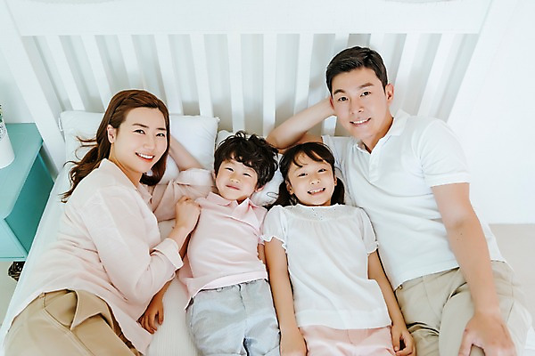 포토 JPG 여자 남자 딸 아들 어린이 가족 엄마 실내 미소 여러명 상반신 성인 앞모습 옆모습 30대 하이앵글 눕기 한국인 침대 아빠 국내포토 뷰포인트 가구 다수 관계 모션 표정 사람 동양인 내부 장년 파일형식