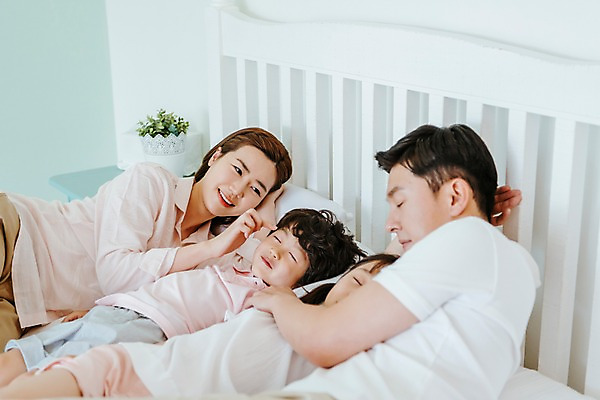 포토 JPG 응시 여자 남자 딸 아들 어린이 가족 엄마 실내 미소 여러명 상반신 성인 앞모습 옆모습 아웃포커스 30대 눕기 한국인 침대 잠 아빠 국내포토 시선 뷰포인트 가구 다수 관계 모션 촬영기법 표정 사람 동양인 내부 장년 파일형식