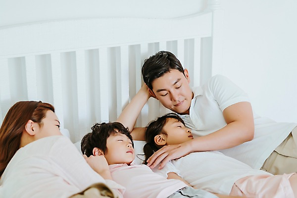 포토 JPG 응시 여자 남자 딸 아들 어린이 가족 엄마 실내 미소 여러명 상반신 성인 앞모습 옆모습 30대 눕기 한국인 침대 잠 아빠 국내포토 시선 뷰포인트 가구 다수 관계 모션 표정 사람 동양인 내부 장년 파일형식