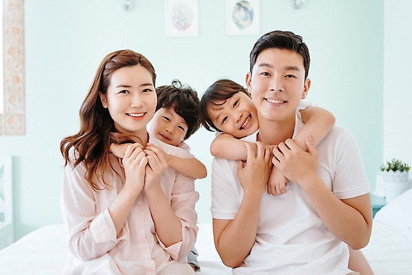 포토 JPG 여자 남자 딸 아들 어린이 장난 가족 엄마 실내 매달리기 미소 앉기 여러명 상반신 성인 앞모습 아웃포커스 30대 한국인 아빠 백허그 국내포토 뷰포인트 다수 관계 모션 포옹 촬영기법 표정 사람 동양인 내부 장년 파일형식