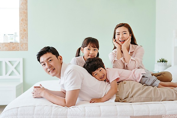 포토 JPG 여자 남자 딸 아들 어린이 엎드리기 장난 가족 엄마 실내 미소 앉기 여러명 상반신 성인 앞모습 옆모습 30대 턱괴기 한국인 침대 아빠 국내포토 뷰포인트 가구 다수 관계 모션 표정 사람 동양인 내부 장년 파일형식
