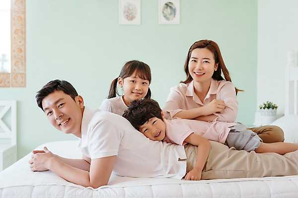 포토 JPG 여자 남자 딸 아들 어린이 엎드리기 장난 가족 엄마 실내 미소 앉기 여러명 상반신 성인 앞모습 옆모습 30대 한국인 침대 아빠 국내포토 뷰포인트 가구 다수 관계 모션 표정 사람 동양인 내부 장년 파일형식
