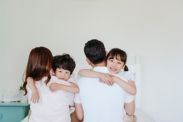 포토 JPG 여자 남자 딸 아들 어린이 가족 안기 엄마 실내 미소 앉기 여러명 상반신 성인 앞모습 뒷모습 30대 한국인 아빠 국내포토 뷰포인트 다수 관계 모션 표정 사람 동양인 내부 장년 파일형식
