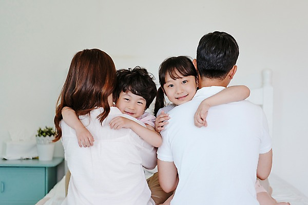 포토 JPG 여자 남자 딸 아들 어린이 가족 엄마 실내 미소 앉기 여러명 상반신 성인 앞모습 뒷모습 30대 한국인 아빠 국내포토 뷰포인트 다수 관계 모션 표정 사람 동양인 내부 장년 파일형식