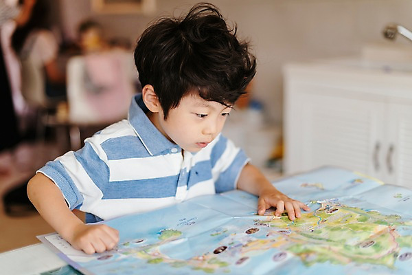 포토 JPG 응시 남자 어린이 여행 지도 휴가 실내 한명 앉기 상반신 옆모습 아웃포커스 한국인 소년한명만 국내포토 1 시선 뷰포인트 모션 촬영기법 사람 동양인 내부 남자한명만 소년만 파일형식