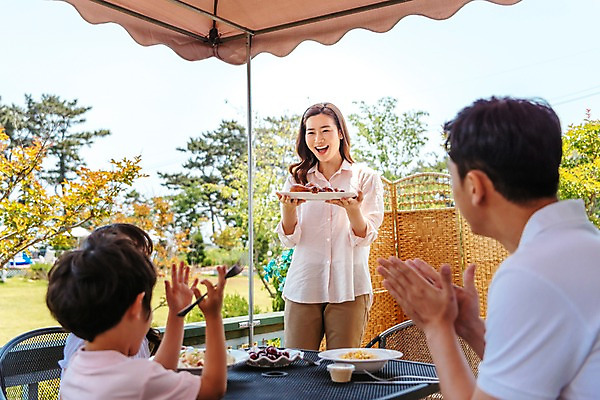 포토 JPG 주간 나무 응시 여자 남자 딸 아들 어린이 음식 가족 엄마 서기 미소 들기 앉기 여러명 상반신 성인 야외 앞모습 옆모습 뒷모습 30대 치킨 한국인 아빠 박수 국내포토 자연요소 식물 시선 뷰포인트 다수 관계 모션 표정 사람 동양인 손짓 장년 닭고기요리 파일형식