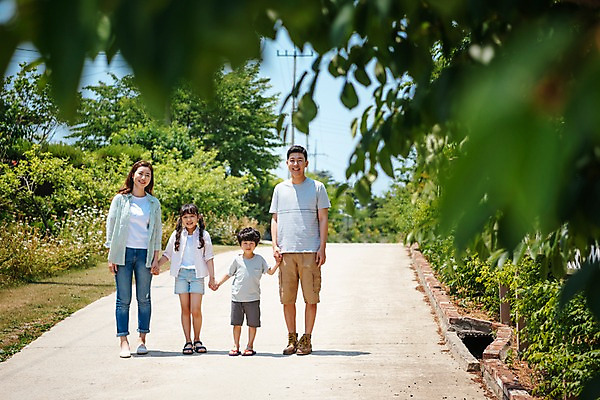 포토 JPG 주간 전신 나무 응시 여자 남자 딸 길 아들 어린이 가족 엄마 서기 미소 여러명 성인 야외 앞모습 아웃포커스 30대 손잡기 한국인 아빠 국내포토 자연요소 식물 시선 뷰포인트 다수 관계 모션 촬영기법 표정 사람 동양인 장년 파일형식