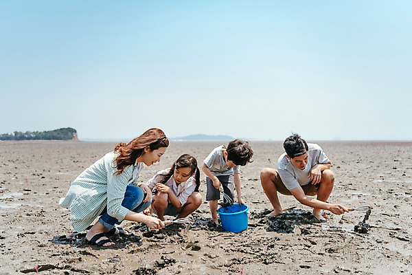 포토 JPG 주간 전신 응시 여자 남자 딸 아들 어린이 가족 엄마 조개 앉기 여러명 성인 야외 앞모습 옆모습 30대 한국인 잡기 체험 아빠 삽 양동이 갯벌 국내포토 자연요소 시선 뷰포인트 다수 컨셉 관계 모션 어패류 사람 동양인 장년 파일형식
