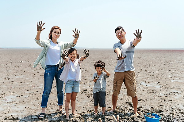 포토 JPG 주간 전신 여자 남자 딸 아들 어린이 가족 엄마 손바닥 서기 미소 여러명 성인 야외 앞모습 30대 한국인 체험 아빠 양동이 보여주기 갯벌 국내포토 자연요소 손 뷰포인트 다수 컨셉 관계 모션 표정 사람 동양인 장년 파일형식