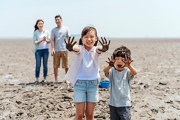 포토 JPG 주간 전신 여자 남자 딸 아들 어린이 가족 엄마 손바닥 서기 여러명 상반신 성인 야외 앞모습 아웃포커스 30대 한국인 체험 아빠 양동이 보여주기 갯벌 국내포토 자연요소 손 뷰포인트 다수 컨셉 관계 모션 촬영기법 사람 동양인 장년 파일형식