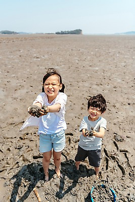 포토 JPG 주간 전신 여자 남자 어린이 장난 가족 남매 서기 미소 들기 야외 두명 앞모습 하이앵글 한국인 체험 진흙 갯벌 국내포토 자연요소 뷰포인트 컨셉 관계 모션 표정 사람 동양인 파일형식