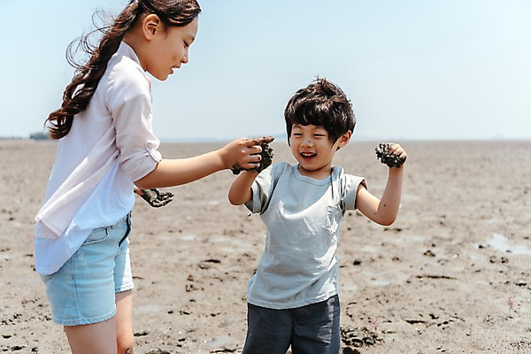 포토 JPG 주간 여자 남자 어린이 장난 가족 남매 서기 미소 들기 상반신 야외 두명 앞모습 옆모습 한국인 체험 진흙 갯벌 국내포토 자연요소 뷰포인트 컨셉 관계 모션 표정 사람 동양인 파일형식