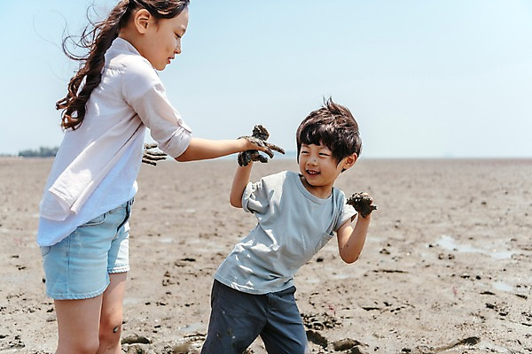 포토 JPG 주간 응시 여자 남자 어린이 장난 가족 남매 서기 미소 상반신 야외 두명 앞모습 옆모습 한국인 체험 진흙 갯벌 국내포토 자연요소 시선 뷰포인트 컨셉 관계 모션 표정 사람 동양인 파일형식