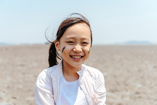 포토 JPG 주간 여자 어린이 한명 서기 미소 상반신 야외 앞모습 아웃포커스 한국인 체험 진흙 갯벌 소녀한명만 국내포토 자연요소 1 뷰포인트 컨셉 모션 촬영기법 표정 사람 동양인 여자한명만 소녀만 파일형식