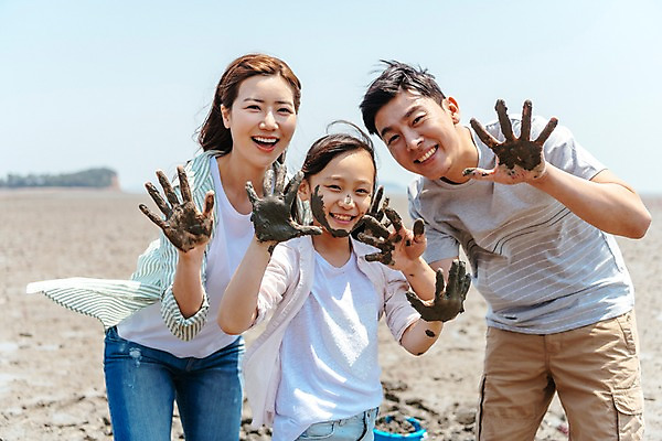 포토 JPG 주간 부부 여자 남자 딸 어린이 장난 가족 엄마 손바닥 서기 미소 상반신 성인 야외 앞모습 아웃포커스 세명 30대 한국인 체험 아빠 진흙 갯벌 국내포토 자연요소 손 커플 뷰포인트 컨셉 관계 모션 촬영기법 표정 사람 동양인 장년 파일형식