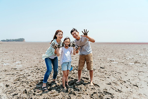 포토 JPG 주간 전신 부부 여자 남자 딸 어린이 장난 가족 엄마 손바닥 서기 미소 성인 야외 앞모습 세명 30대 한국인 체험 아빠 진흙 갯벌 국내포토 자연요소 손 커플 뷰포인트 컨셉 관계 모션 표정 사람 동양인 장년 파일형식