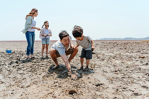 포토 JPG 주간 전신 응시 여자 남자 딸 아들 어린이 가족 엄마 조개 서기 미소 앉기 여러명 성인 야외 앞모습 30대 한국인 게 잡기 체험 아빠 갯벌 국내포토 자연요소 시선 뷰포인트 다수 컨셉 관계 모션 어패류 표정 갑각류 사람 동양인 장년 파일형식