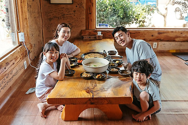 포토 JPG 전신 여자 남자 딸 아들 어린이 음식 가족 식탁 엄마 실내 미소 앉기 여러명 상반신 성인 옆모습 30대 식당 한국인 아빠 먹기 칼국수 파전 국내포토 한식 뷰포인트 다수 관계 모션 탁자 표정 사람 동양인 내부 장년 상점 국수 부침개 파일형식