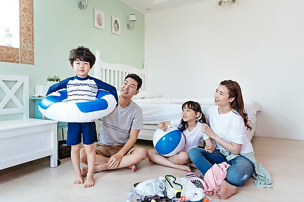 포토 JPG 전신 여자 남자 수영복 딸 아들 어린이 가족 엄마 실내 서기 미소 앉기 여러명 성인 앞모습 30대 한국인 아빠 비치볼 튜브 국내포토 옷 뷰포인트 다수 공 관계 모션 바캉스용품 표정 사람 동양인 내부 장년 파일형식