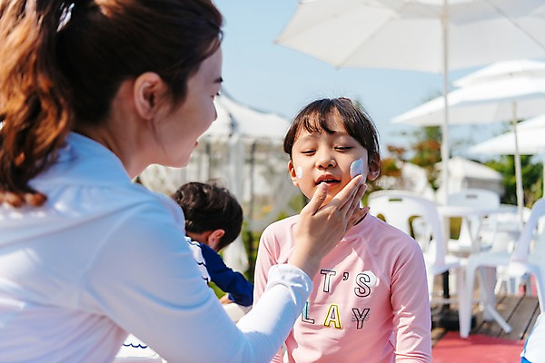 포토 JPG 주간 여자 남자 수영복 딸 아들 어린이 의자 가족 엄마 수영장 미소 앉기 상반신 성인 야외 앞모습 뒷모습 아웃포커스 세명 30대 한국인 선크림 선베드 바르기 국내포토 자연요소 옷 뷰포인트 가구 관계 모션 촬영기법 표정 사람 동양인 장년 화장품 파일형식