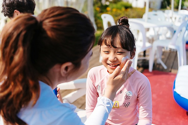 포토 JPG 주간 응시 여자 남자 수영복 딸 아들 어린이 의자 가족 모녀 엄마 수영장 미소 앉기 상반신 성인 야외 두명 앞모습 뒷모습 아웃포커스 세명 30대 한국인 선크림 선베드 바르기 국내포토 자연요소 시선 옷 뷰포인트 가구 관계 모션 촬영기법 표정 사람 동양인 장년 화장품 파일형식