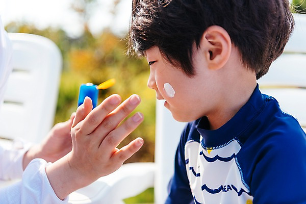 포토 JPG 주간 손 응시 남자 수영복 어린이 가족 수영장 앉기 상반신 야외 두명 옆모습 아웃포커스 신체부위 한국인 선크림 선베드 바르기 국내포토 자연요소 시선 옷 뷰포인트 의자 관계 모션 촬영기법 사람 동양인 화장품 파일형식